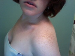 redheadsexkitten:  For those of you whole like lips, freckles, shoulders, collar bones, whatever, this one is for you :) 