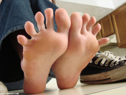 ilikegirlsfeet:  spread toes and bare soles