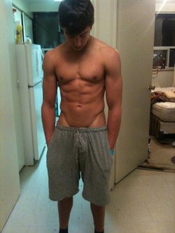 texasfratboy:   a manly bulge in the kitchen…   Nice.