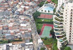 the-way-it-stays:  Favelas of Brazil. The boundary between wealth and poverty. 