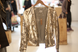 Daisy-Breath:  Voguelustys:  This Looks Like That Gold Jacket Serena Wears In Gossip