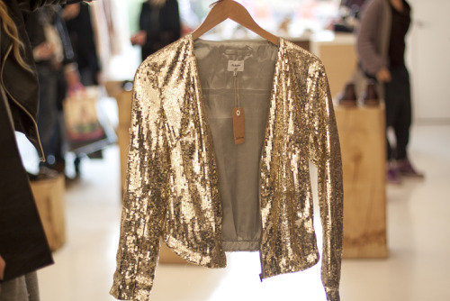 daisy-breath:  voguelustys:  this looks like that gold jacket serena wears in gossip girl <3  if it is oh wow!  FASHION BLOG! 