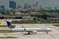 youlikeairplanestoo:  Nice tilt-shift action of a Contine…United Airlines Boeing 757 taxiing at KFLL (Fort Lauderdale Hollywood International Airport). Photo by Bufalino Photography. Used with permission. Full version here. 