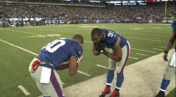 oppositefieldhomeruns:  Justin Tuck was so happy with Victor Cruz’s 74 yard touchdown, that he decided to share his sack celebration with him. XD  OH MY GOODNESS &lt;3