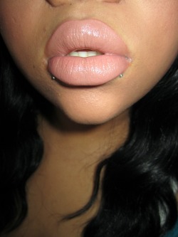 ebonylips:  Sensual full lips that would
