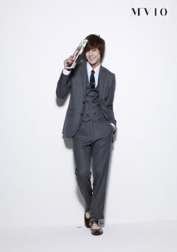 Kim Hyun Joong- Now he sure knows how to wear a suit!