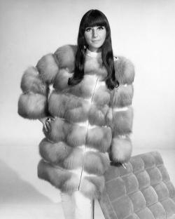 Íme Cher 1967-ből, akkor jó ötletnek tűnt fotelnek öltözni, bravó! :D