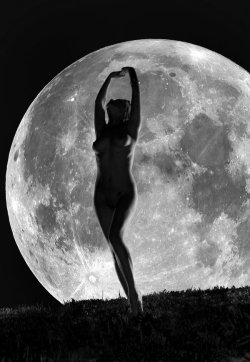 p1ng:  Naked Moon by ~graniteandgrace 