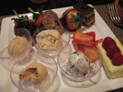 un poco para los dos ok? @AdorableBipolar prettygirlfood:  Plate of desserts at Wicked Spoon Buffet in the Cosmopolitan, Las Vegas 