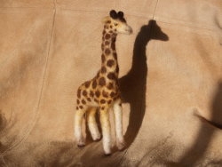 fuckyeahneedlefelting:  Needle-felted Giraffe