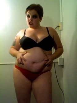 minnesotabetsyville:  Our societal pressures wonâ€™t stop me from loving my body. 