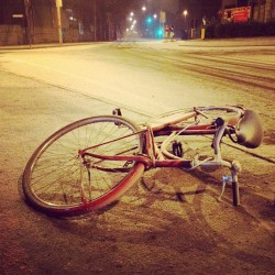 Padua Tonight-#polworld #padova#padua#snow#mediterraneo#-2#salgabordocazzo#italia #italy#bike# bicycle#pol#crivellin#red#white#fog#ice#three#2.48#vertigo#night#nightshift (Taken with Instagram at La Rotatoria di via Ospedale)