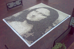pulmonaire:  Using 3,604 cups of coffee with different amounts of milk and coffee to create shading for Mona Lisa’s face. (via) 