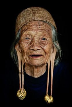 2headedsnake:  px3.fr  photo by Harjono Djoyobisono   Old woman from Dayak Kenyah tribe, East Kalimantan, Indonesia. Women with long earlobes in Dayak Kenyah tribe are considered noble and respectable, while nowadays the tradition is no longer common