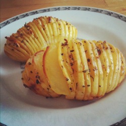 melissaluvlyness:  talkinsnack:  Hasselback Potatoes: 2 Potatoes (yukon gold) &frac12; a Teaspoon of Fresh Rosemary 1 Clove of Garlic Sea Salt Freshly Cracked Black Pepper 1 Tablespoon of Melted Butter Extra Virgin Olive Oil Water Serves 2 Traditionally