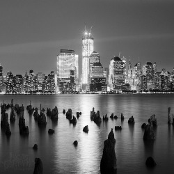 black-and-white:  A beacon of hope shines in the city that never sleeps (by LucasAeon) 