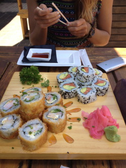 pas5974:  sushi anyone??????  Looks delish.