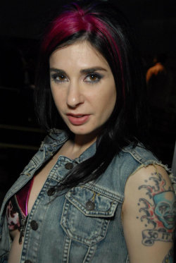 joannaangel:  Joanna at the AVN/AEE 2012 Expo, plenty more pictures here…, (pictures by DamonJames.com and Driven by Boredom)