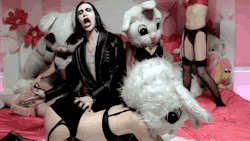  marilyn manson slapping some booty :)
