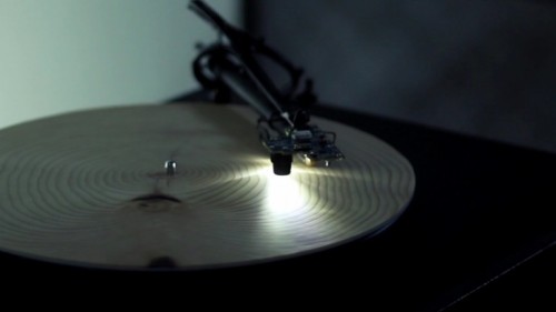 islandofthelosttoys:  fluidize:  This Record Player Turns Trees Into Music Designed by German artist Bartholomäus Traubeck, this one of a kind record player revolutionizes the classic vinyl playing turntable. By using circular cross-sections of trees