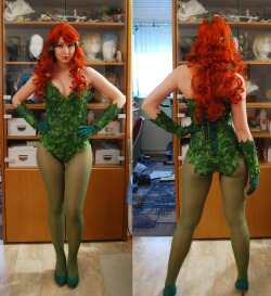 comixbookgurl:  geekeryandhockey:  thewingedbird:  Time to play with my plants ^.~ hohoho here a sweety picture from my finally complete Poison Ivy costume. Now I will give out some lipstick marks for everyone I see and everyone will be happy! *kiss*