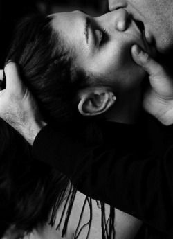 azraelwrites:  fortheloveofasub:  secretedsins: LIKE THIS? Like this, my little one?With my iron fist clencheddeep in your silken hair,your fragile face held firmby steely fingertips as my tongue darts betweenyour soft, parted lips, just like this?