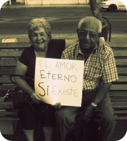  Una Foto sacada en laplaza Colón de antofagasta con una pareja REAL, que hace poco tiempo atras habiancumplido los 50 años de matrimonio, ella muy amorosa, y les alcansamos a sacar la foto antes de que se fuerana la iglesia. :) . él, también sonrrie