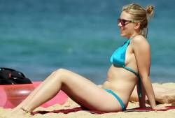  This is Scarlett Johansson at a beach in Hawaii. She is one of the most gorgeous women in the world and a huge sex symbol. She isn’t totally skinny, she only has a thigh gap if she stands with her legs apart and she has cellulite and stretch marks