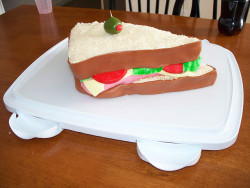 drvalkyrie:  assorted-goodness:  Heavies Sandvich Cake - by Charlyn Little  DO WANT  NEED TO MAKE