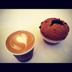 mariesenghore:  Muffin at blueberry with @itsmilien &amp; @magdalenahalim (Taken with instagram)  