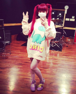tokyo-fashion:  pastel-doll:  I just love her long red hair♥  Kyary’s hair looks kinda like the well-known Japanese model Si-oux in this pic.