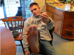 spunkpup:  clevelandfag:  We interrupt this program for a brief public service announcement to fags in our viewing area. … Now, back to our program.  I’m not into feet… but he is HOT! 
