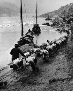 Yangtze River, Sichuan, China photo by Dmitri Kessel, 1946