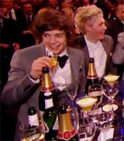 Harry Styles Caught On Camera Drinking And He Wasn’t Even Legal Yet. X 