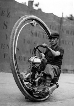 stfurodrigo:  firsttimeuser:  Monowheel, 1933. Walter Nilsson inside the wheel  reblog if ur a true 30s kid  faz isso ai marcin 