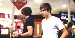 highly-insanefor1d:  the-birthmark:   Liam:”Must not get overwhelmed, must not get overwhelmed…”  He’s just lucky they didn’t show the bottom half of the screen, there would be paynis everywhere.  omfg… 