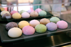 celinacakes:  mochi ice cream. omg  I want right now, damn why do I get sweet cravings after working out?
