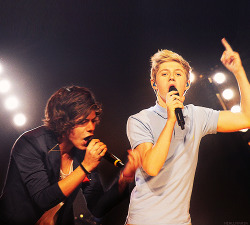 Woah Harry dont do that to the mic you got Louis ;D