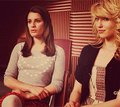  nhow to get Quinn’s attention (Rachel Berry style) 1st step: sit closer to her and make a move 2nd step: *poke 