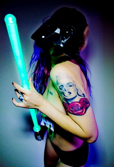 starwarsgonewild:  Marilyn Monroe roses tattoo with light-saber and Darth Vader helmet. No idea why people go to the bother of cropping credits out of photos! Anyway, this is one of ours…I Left My Toys Out 