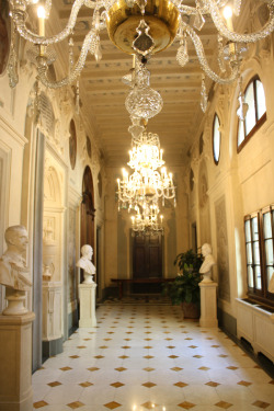 a-l-ancien-regime:  Renaissance palazzo restored  in Florence, Italy. (four seasons hotel)  