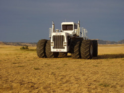 tractorsdaily:  Worlds Largest Farm Tractor,