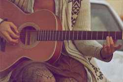 sluutbarn:  iroud:  Let me play with my guitar on We Heart It.   Vintage 