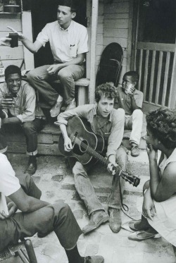  Bob Dylan plays on the back of the SNCC office in Greenwood, Mississippi, 1963 