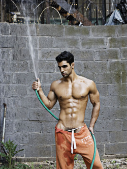 demoncontrol:  Rishi Idnani playing with his hose  lol 