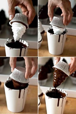 ladyatheist:  grrrljuice:  taylorebonii:  the-absolute-best-posts:  thecakebar: Learn the technique: Hi Hat Cupcakes! Follow this blog, you will love it on your dashboard    WHAT.  This is the most beautiful thing I’ve ever seen. 