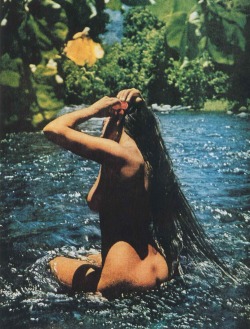 hippie-girls:  hippie bathing via updownsmilefrown 