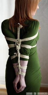 Elbows bondage in green dress / Związane ręce i łokcie - w zielonej sukience