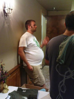 calicollegefatty:  adiposexxxl:  This is one hot guy, not that big, but still hot  Nice shape though. =o 