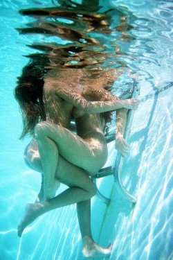 je suis tellement content d'Avoir pris des cours de natation !   publi-maxi:  Pour participer à leurs amours sous-marins, je plongeais sans réfléchir dans le courant de leurs corps enflammés, asphyxié par la moiteurs de leurs sexes … 
